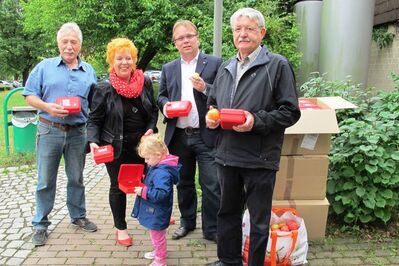 Das eingespielte Team bei der Verteilung der Brotdosen und Äpfel an die Einschüler