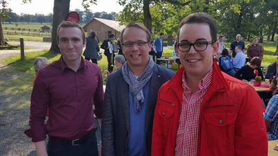 Besucher des Sommerfestes 2015 mit UB Vorsitzenden Timon Gremmels