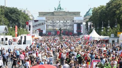 Superstimmung und super Wetter beim Deutschlandfest. Breits jetzt 150.000 Menschen am Brandenburger Tor (Foto dpa)