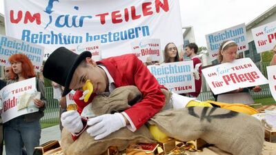 Umfairteilen, Bunter Protest vor dem Bundeskanzleramt (dpa)