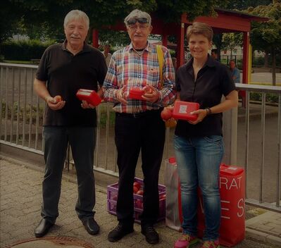 Die Vorstandsmitglieder Katrin Steffek, Dieter Birkelbach und H.W. Eckhard bei der Verteilaktion