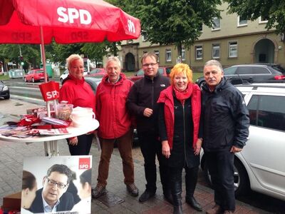 Urike Gottschalck MdB, Timon Gremmels MdL und das Standteam in der Hauptstraße