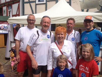 Uli Gottschalck (MdB) mit (v.l.) Uwe Jäger, Michael Reuter, Walter Battermann und Familie Geismann