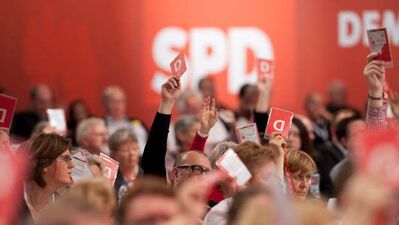 SPD.de überträgt den Parteikonvent als Livestream. Der TV-Sender Phönix berichtet ebenfalls aus Berlin.