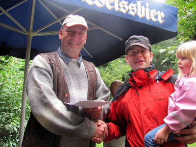 Tobias Geismann überbrachte die besten Wünsche unserer SPD an Kai Göbel (l.)