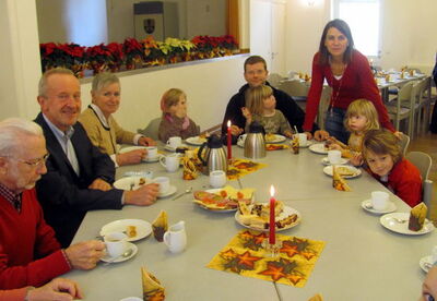 Alle Generationen gemeinsam beim Kaffeetrinken.