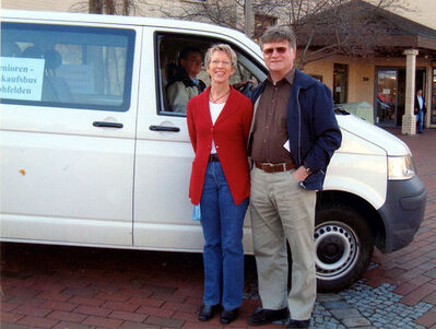 Brigitte Hirdes und Klaus Gödecke vor dem neuen Senioren-Einkaufsbus